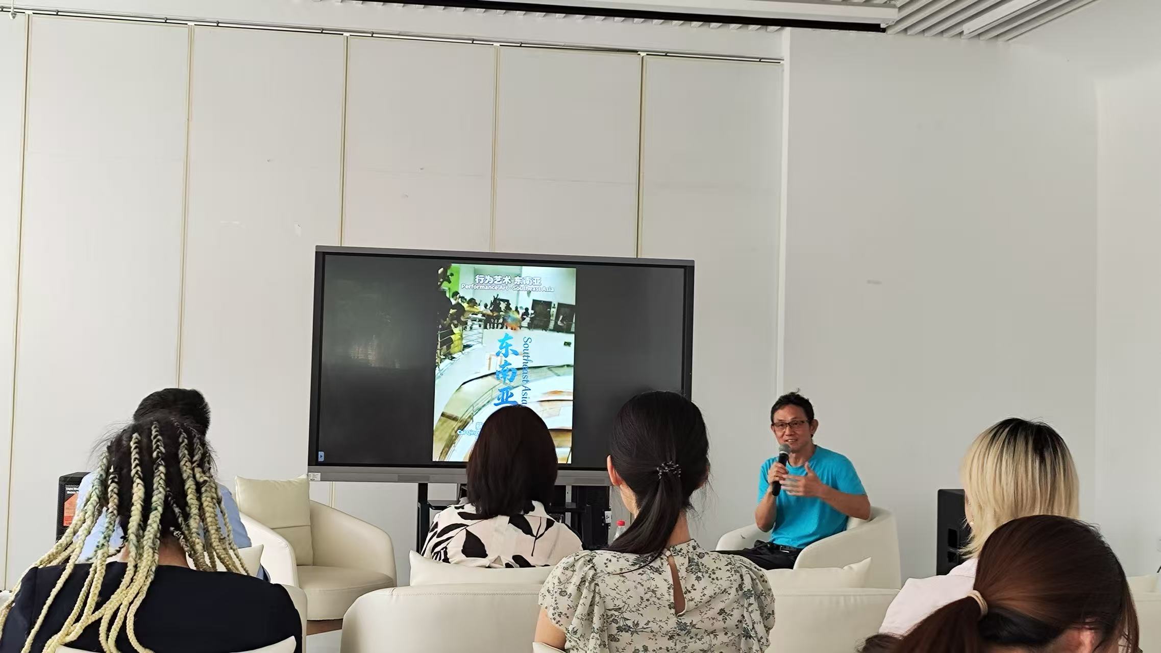 Cai Qing speaking at the lecture